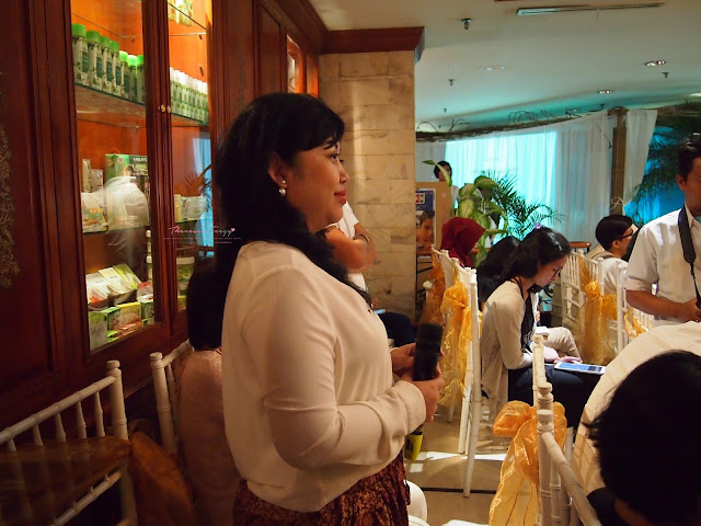 The best sun care products in Indonesia with a complete after sun care series from Dewi Sri Spa Martha Tilaar called Surya Majapahit. The range is a complete products consisting of Cooling Shower Gel with a menthol sensation and a great fresh scent, Sun Protection Lotion spf 40 and Soothing Body Gel that is lightweight and absorb really fast into the skin. A summer vacation must have to protect the skin from the sun with a cooling sensation to cool down the exposed skin to the sun. These are practical to be carried and easy to find at all martha tilaar store.