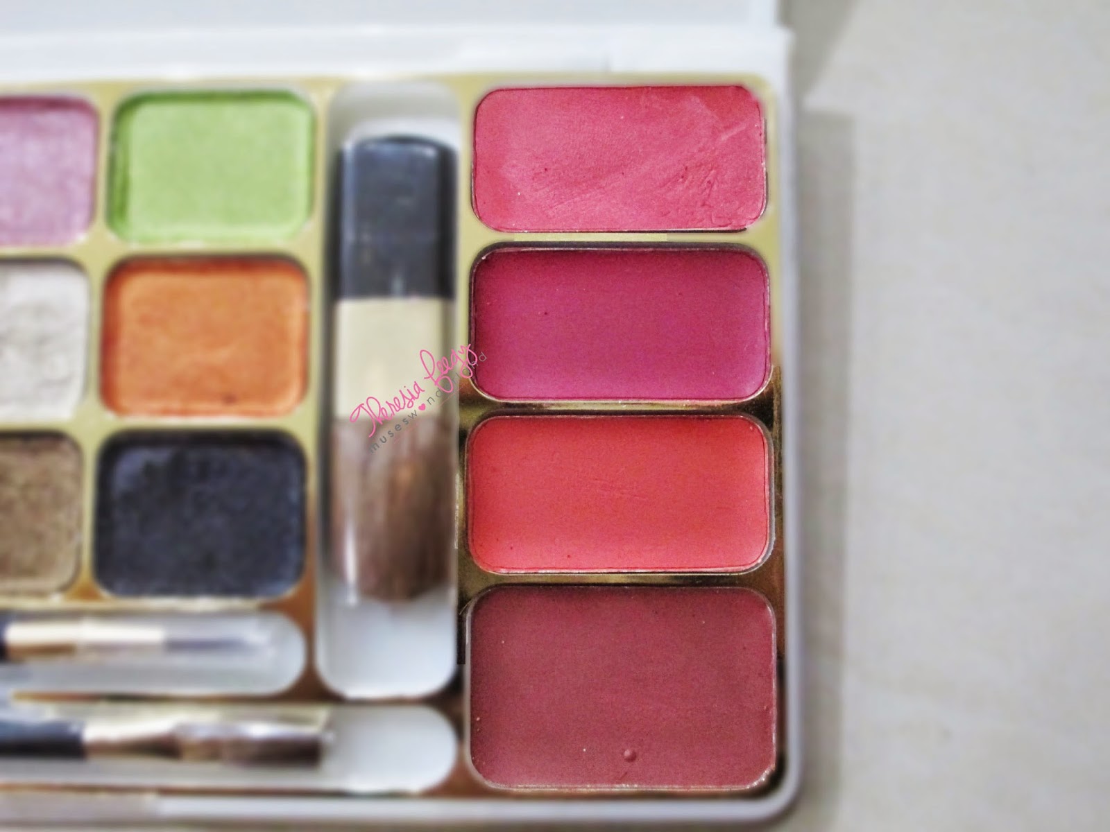 MY BEST FRIEND FOR TRAVELING- SARIAYU MARTHA TILAAR TREND WARNA 2010 BEAUTY KIT "SENANDUNG RIMBA SUMATRA" REVIEW, SWATCHES AND PHOTO An all in one beauty products under one palette. Consisting of powder, blush, eyeshadow, lipstick and the applicator. A high quality, blendable, affordable and easy to carry product that is worth your money. It comes in neutral and colorful shades of eyeshadows and lipstick which means there are a lot of variety for you to choose from. Perfect product for traveling.
