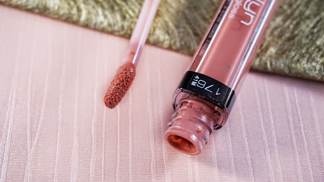 a natural color lipgloss perfect for daily and night look. a non sticky formula, with a medium pigmentation that is build-able, easy to remove and leave no sticky residue on the lips, it is the  MISSLYN RICH COLOR GLOSS IN 176.