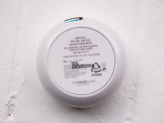 The Face Shop Oil Control Water Cushion is a new innovation of foundation (liquid) in a form of a compact, with a hard case and microfoam. TFS Oil Control water cushion controls sebum, it has the power of coverage, moisturizing and avoid uneven makeup. This is also lightweight!
