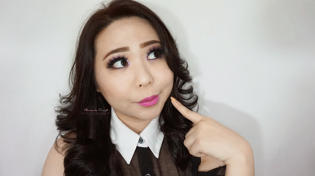 Get the romantic smokey look with purple and black colors on the eyes. A sultry romantic look for a prom night! Using Latulipe eyeshadow no 18. Cara makeup untuk prom night bernuansa ungu dan smokey yang sexy dan sultry tapi romantis. Menggunakan eyeshadow dari La Tulipe no 18.