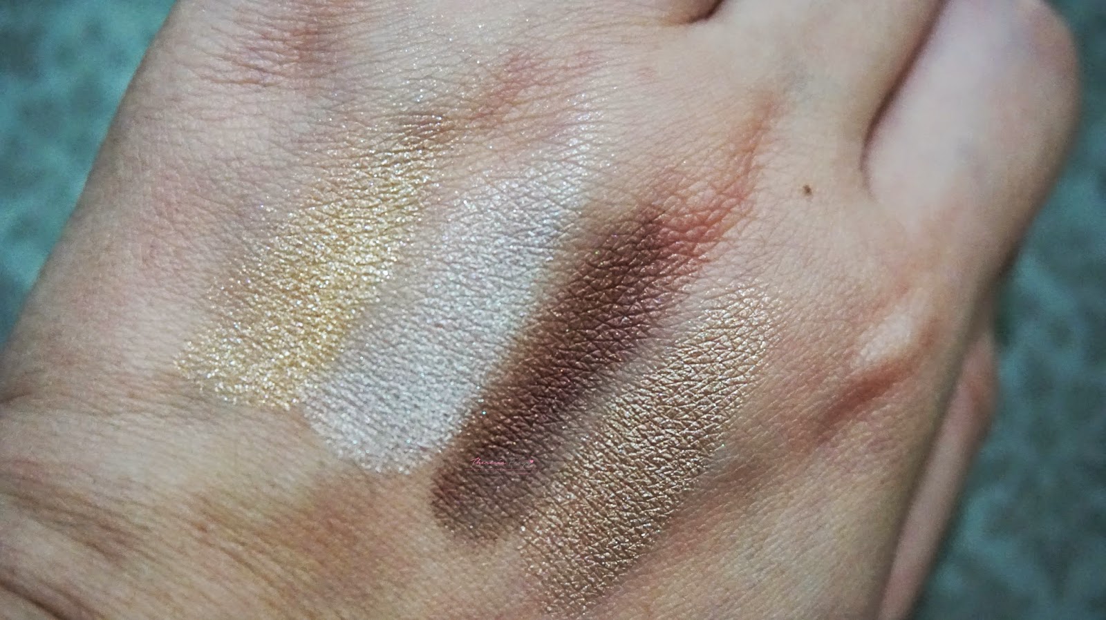 THE BEST GOLD EYESHADOW KIT FOR KOREAN BRAND- LANEIGE PURE RADIANT SHADOW NO.2 SHINE GOLD LANEIGE PURE RADIANT SHADOW NO.2 SHINE GOLD, the review, the swatches and the fotd. The first Korean brand eyeshadow that has a great pigmentation, texture and longevity. Easy to blend too. Shade in number 2 shine gold. A gold eyeshadow kit from Laneige.