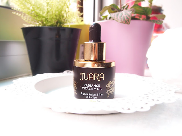 JUARA RADIANCE VITALITY OIL FOR ANTI - AGING, BRIGHTENING, FIRMING AND HEALTHIER SKIN REVIEW Juara Radiance Vitality Oil for anti aging, brightening and firming skin. With the combination of Indonesian's herbal ingredients and western technology, this oil helps to hydrate and moisture the skin. This is amazing for dry skin to helps the skin stays supple and healthy. Juara Radiance Vitality Oil adalah perawatan muka dan tubuh berbasis minyak. Minyak yang di ekstrak dari berbagai tumbuhan dan herbs di Indonesia untuk mengencangkan, memutihkan dan perawatan anti aging kulit kita.