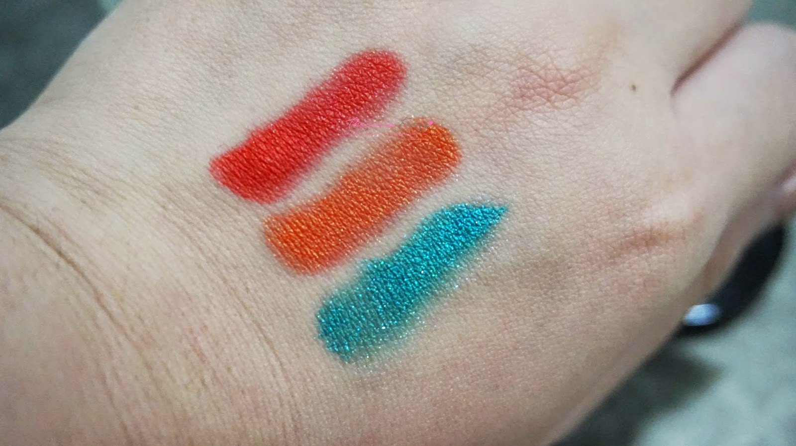 LOOKING SMASHING IN SUMMER WITH MAKE UP FOR EVER ARTIST SHADOWS IN ME744, ME734 AND D236 REVIEW, SWATCHES AND MAKEUP TUTORIALS make up for ever eyeshadow with the intense color, no fall out, the high pigmentation, the ability to blend easily, the long lasting power and the soft buttery thick texture that feel so luxurious on the eyes