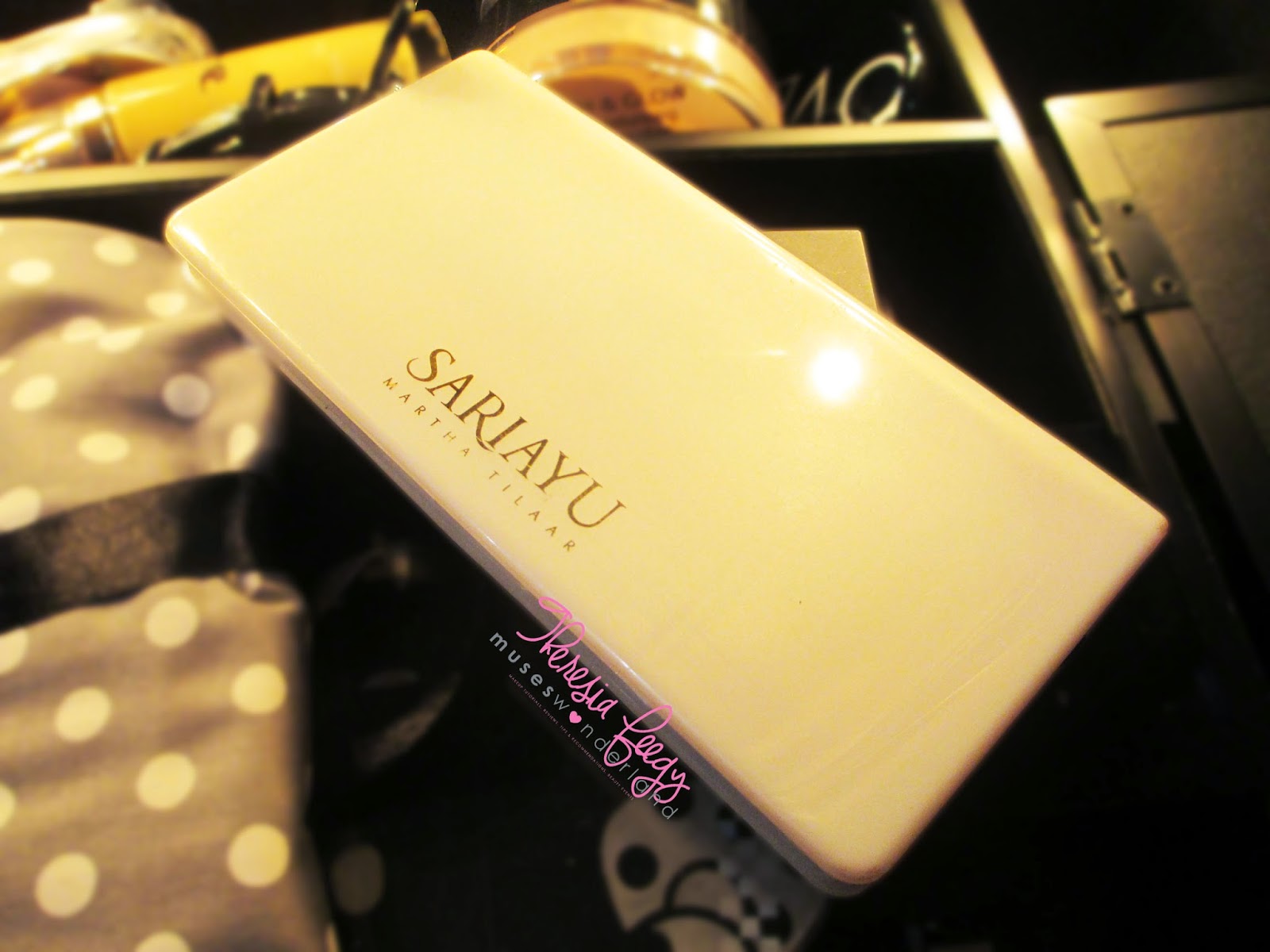 MY BEST FRIEND FOR TRAVELING- SARIAYU MARTHA TILAAR TREND WARNA 2010 BEAUTY KIT "SENANDUNG RIMBA SUMATRA" REVIEW, SWATCHES AND PHOTO An all in one beauty products under one palette. Consisting of powder, blush, eyeshadow, lipstick and the applicator. A high quality, blendable, affordable and easy to carry product that is worth your money. It comes in neutral and colorful shades of eyeshadows and lipstick which means there are a lot of variety for you to choose from. Perfect product for traveling.
