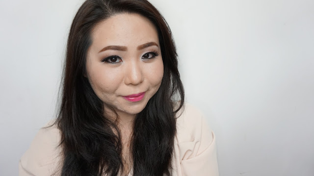 Learn with an online lesson makeup tutorial to get a soft brown romantic makeup look for daily basis. Perfect if you dont like a thick smokey makeup. Taught by Theresia Feegy