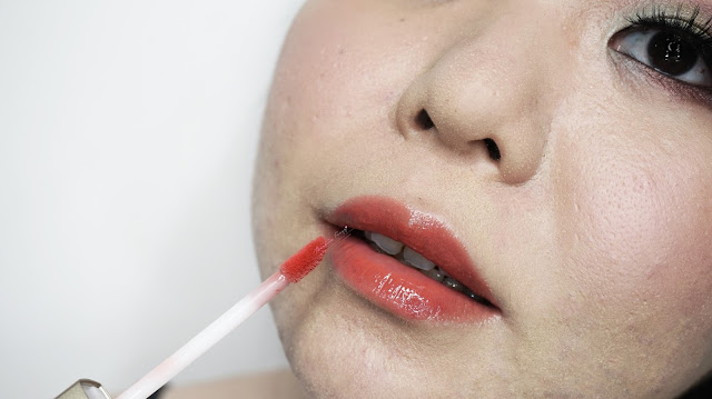 A high pigmented, non sticky lip gloss for day and night, all occasions from one of the new indonesian makeup brand, Amaranthine, it is the Aqua Moist Lip Color Celebrity in #11. The shade for everyone with a cheap price for a high-end quality. Lipgloss brand indonesia yang mempunya warna yang cerah dan melembabkan. Pendatang baru di dunia kosmetik, Amaranthine memberi high-quality produk makeup untuk konsumennya dengan harga terjangkau. Lipgloss dari Amaranthine ini sangat murah dan bagus dengan pigmentasi yang tinggi dan tidak lengket.