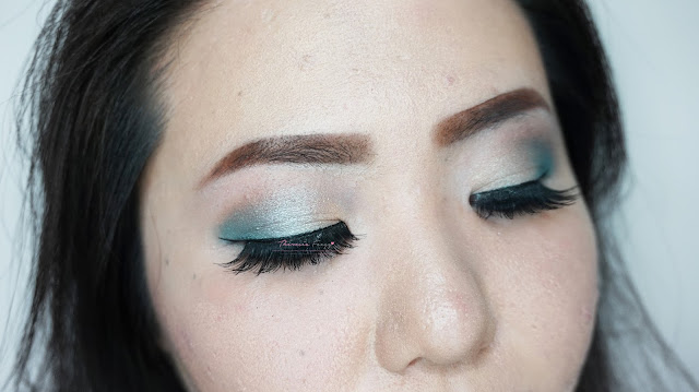 A TURQUOISE BLUE AND SOFT GOLD ROMANTIC LOOK INSPIRED MAKEUP TUTORIAL WITH COASTAL SCENT Soft look makeup in soft gold and soft silver turquoise for a romantic look date night. Makeup artist and hair stylist in Jakarta for makeup and hairdo service.