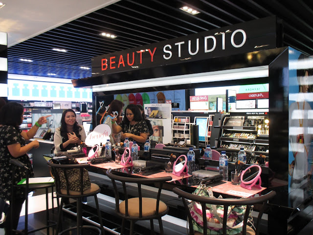 Beauty workshop dan makeup class bersama Benefit Cosmetics indonesia, Sephora Indonesia dan GHD Indonesia. Belajar makeup dengan tema festive dan hairdo menggunakan hair straightener untuk bikin wavy hair style. Makeup class in Jakarta Barat Indonesia, kindly contact to 081298079937, line id: theresiafeegy / 586C6E9A