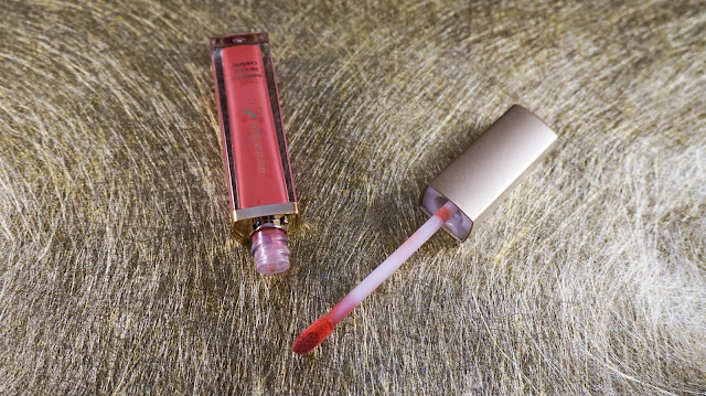 A high pigmented, non sticky lip gloss for day and night, all occasions from one of the new indonesian makeup brand, Amaranthine, it is the Aqua Moist Lip Color Celebrity in #11. The shade for everyone with a cheap price for a high-end quality. Lipgloss brand indonesia yang mempunya warna yang cerah dan melembabkan. Pendatang baru di dunia kosmetik, Amaranthine memberi high-quality produk makeup untuk konsumennya dengan harga terjangkau. Lipgloss dari Amaranthine ini sangat murah dan bagus dengan pigmentasi yang tinggi dan tidak lengket.