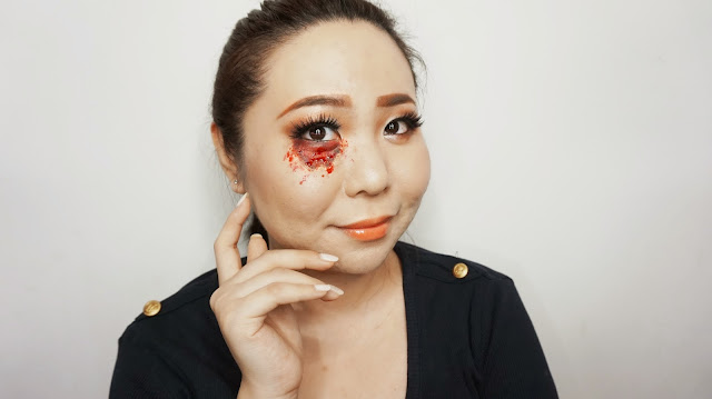 Skinned stretch eye bag sfx face paint makeup tutorial. Prank people with SFX Face painting. Belajar karakter makeup di Indonesia untuk halloween. Demo by indonesian top blogger in beauty. Product used are pac face paint and sariayu inspirasi borneo eyeshadow. 