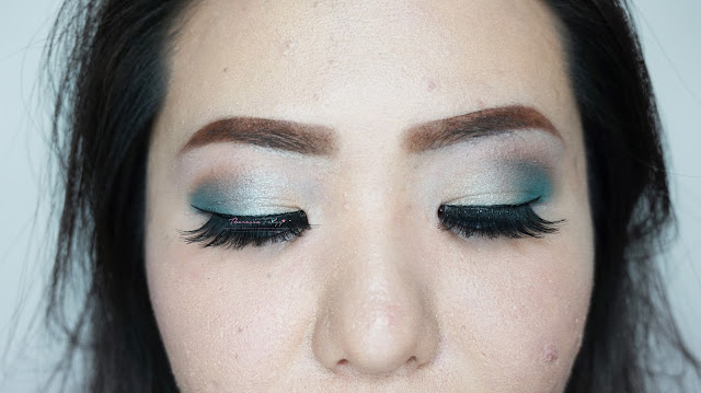 A TURQUOISE BLUE AND SOFT GOLD ROMANTIC LOOK INSPIRED MAKEUP TUTORIAL WITH COASTAL SCENT Soft look makeup in soft gold and soft silver turquoise for a romantic look date night. Makeup artist and hair stylist in Jakarta for makeup and hairdo service.