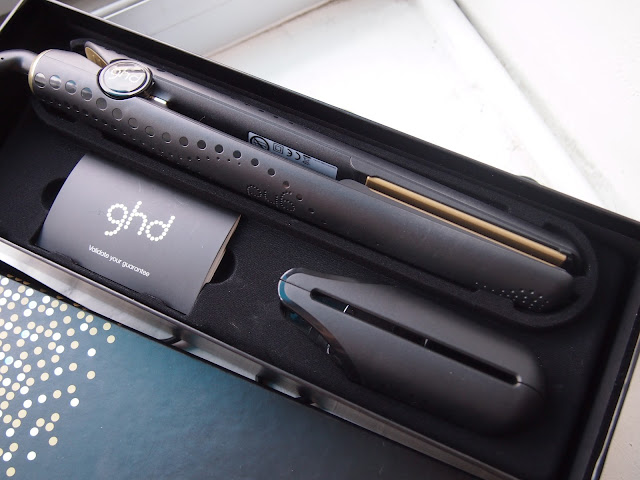 ghd v gold classic series hair styler is the best hair styling tools in the world. It has gold ceramic plated that gives shine on the hair, it has an automatic on and off button, it adjust to your hair temperature so it wont damage them, it has 2 years guaranteed where they will replaced one full new product for free, it can make curl hair styles, it can straighten the hair or it can create a natural wave.