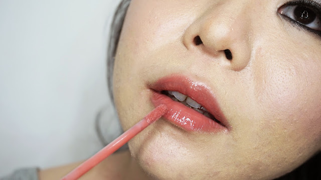 a natural color lipgloss perfect for daily and night look. a non sticky formula, with a medium pigmentation that is build-able, easy to remove and leave no sticky residue on the lips, it is the  MISSLYN RICH COLOR GLOSS IN 176.