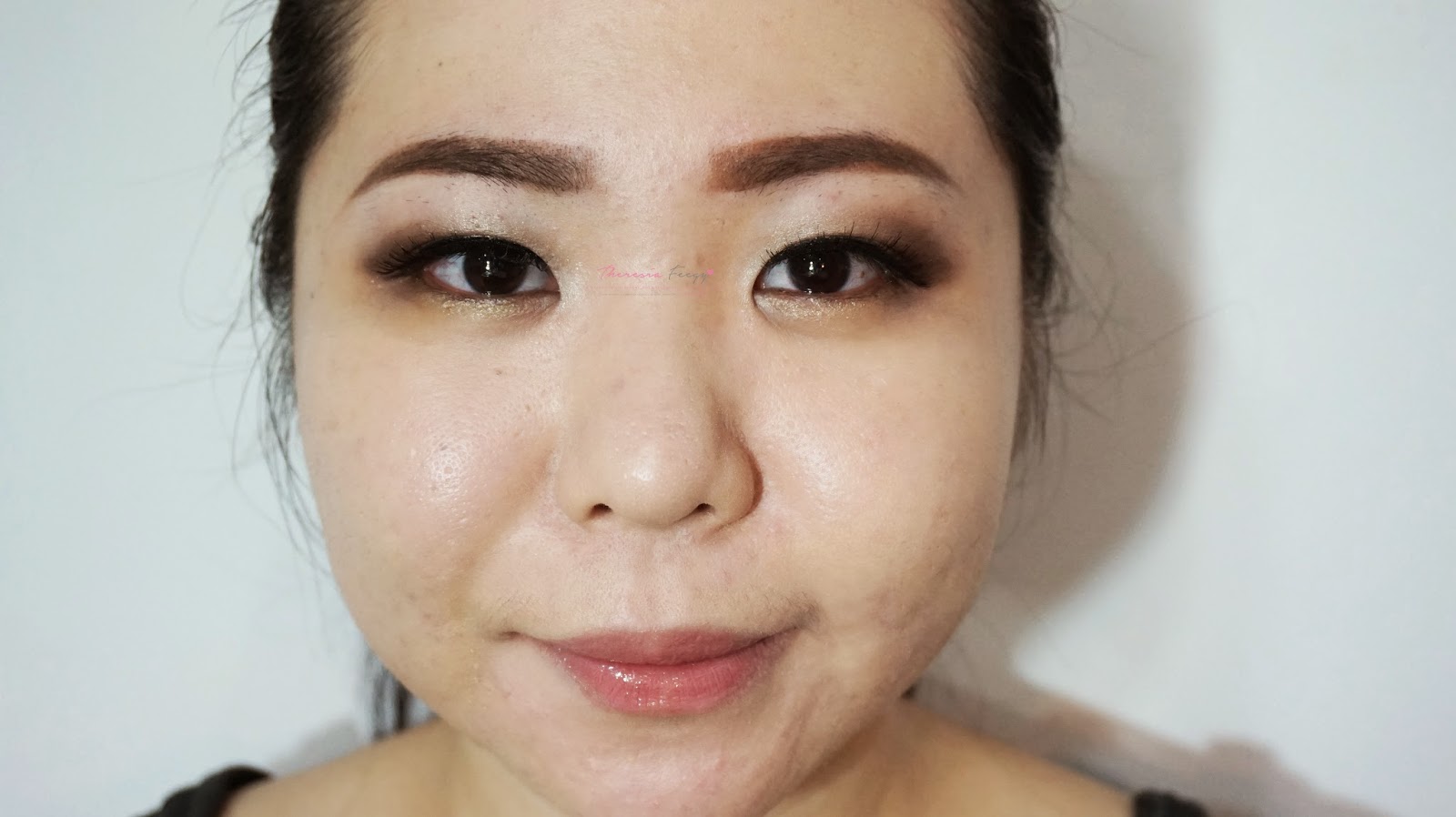 THE BEST GOLD EYESHADOW KIT FOR KOREAN BRAND- LANEIGE PURE RADIANT SHADOW NO.2 SHINE GOLD LANEIGE PURE RADIANT SHADOW NO.2 SHINE GOLD, the review, the swatches and the fotd. The first Korean brand eyeshadow that has a great pigmentation, texture and longevity. Easy to blend too. Shade in number 2 shine gold. A gold eyeshadow kit from Laneige.