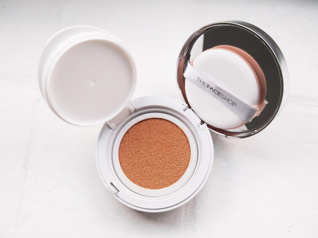 The Face Shop Oil Control Water Cushion is a new innovation of foundation (liquid) in a form of a compact, with a hard case and microfoam. TFS Oil Control water cushion controls sebum, it has the power of coverage, moisturizing and avoid uneven makeup. This is also lightweight!