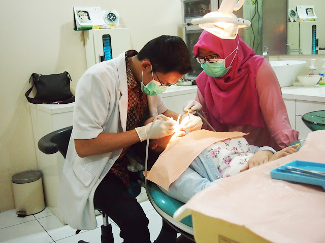 Teeth scaling and whitening for a perfect teeth. The Clinic Tanjung Duren for beauty and dental treatment.
