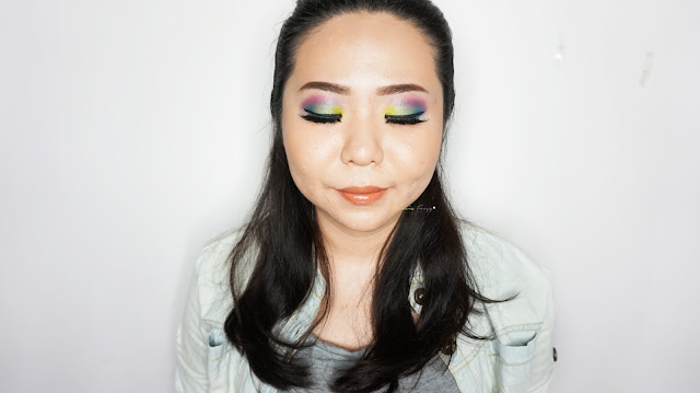 AQUATIC NEON (BLUE, PURPLE AND GREEN) MAKEUP TUTORIAL WITH URBAN DECAY ELECTRIC PALETTE The aquatic neon color makeup inspired by the mermaid, the corals and the sea using Urban Decay Electric Palette. A combination of neon purple and blue with green and yellow on the eyes.