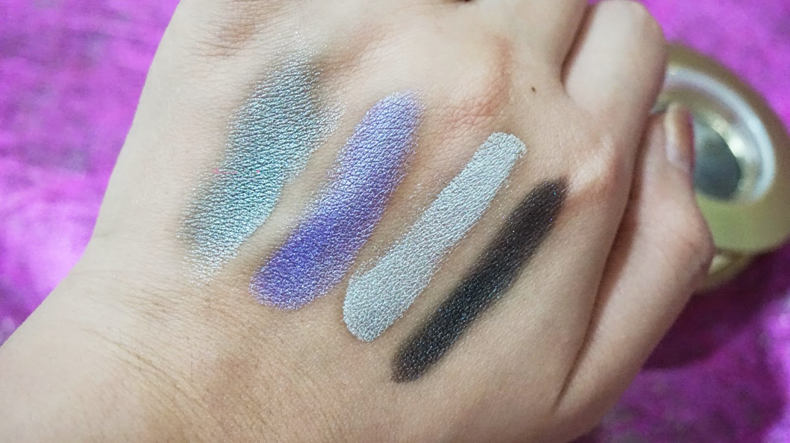 AMARANTHINE BAKED EYESHADOW IN 805 AND 806 REVIEW, SWATCHES AND EOTD Uniquely baked powder for glamorous, dramatic and shimmering look. The eyeshadow that are formulated with baked process technology to reach the best hygienic result. With a more vivid and vibrant colors, these products will create a more brighter and fresh eye look.