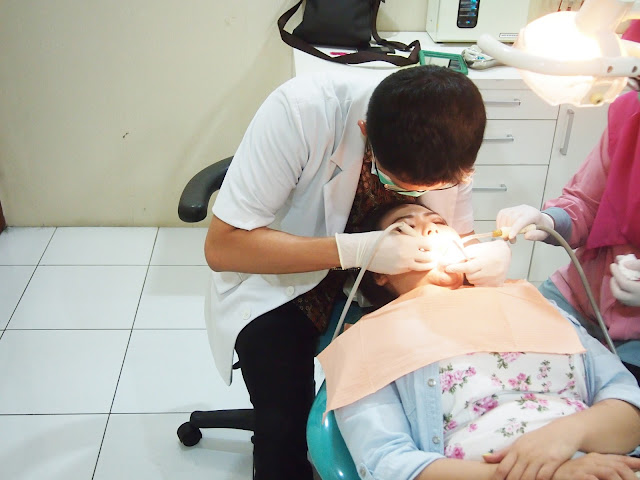 Teeth scaling and whitening for a perfect teeth. The Clinic Tanjung Duren for beauty and dental treatment.