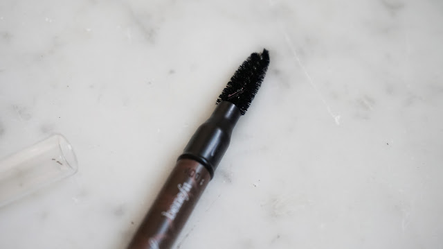 THE BEST WATERPROOF AND SMUDGE-PROOF EYEBROW PENCIL- BENEFIT COSMETICS INSTANT BROW PENCIL #MEDIUM Eyebrow pencil that is waterproof and smudge-proof on the eye brow can be found in Benefit Cosmetics Instant Brow Pencil. Benefit Cosmetics Indonesia Intant Brow Pencil has a soft buttery texture that makes the application and blending easier and faster.