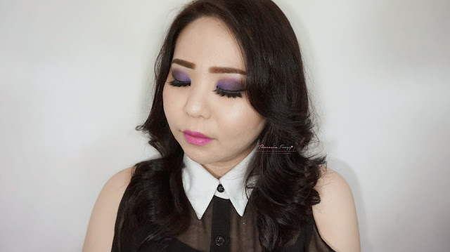 Get the romantic smokey look with purple and black colors on the eyes. A sultry romantic look for a prom night! Using Latulipe eyeshadow no 18. Cara makeup untuk prom night bernuansa ungu dan smokey yang sexy dan sultry tapi romantis. Menggunakan eyeshadow dari La Tulipe no 18.