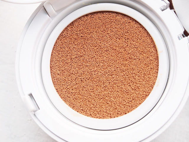 The Face Shop Oil Control Water Cushion is a new innovation of foundation (liquid) in a form of a compact, with a hard case and microfoam. TFS Oil Control water cushion controls sebum, it has the power of coverage, moisturizing and avoid uneven makeup. This is also lightweight!