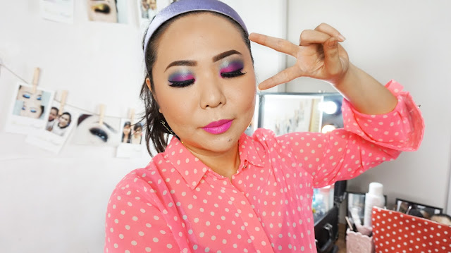 EASY AND FUN 80S DISCO MAKEUP TUTORIAL WITH URBAN DECAY ELECTRIC PALETTE How to get 80s disco makeup tutorial. Using eyeshadows from Urban Decay Electric palette and a bright pink lipstick. A colorful and bold makeup look. Learn the basic and easy makeup technique with Theresia Feegy, makeup artist and beautepreneur. How to get an easy vintage daily look and what are the perfect vintage color combination