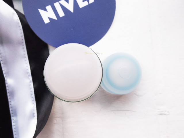 Nivea Invisible for black and white fresh deodorant as the solution for women's confident on a daily basis. With an anti-perspirant up to 48 hours protection, this product contains technology to prevent staining with its anti white marks and anti yellow staining on a white or colored clothing or white stains on a black or dark colored clothing. This product contains the Anti Stains technology which are the anti-white-marks with a special emulsion and masking agent to prevent a white stain on a darker color clothing while the anti-yellow-stains to prevent the yellow stain on a lighter color clothing.