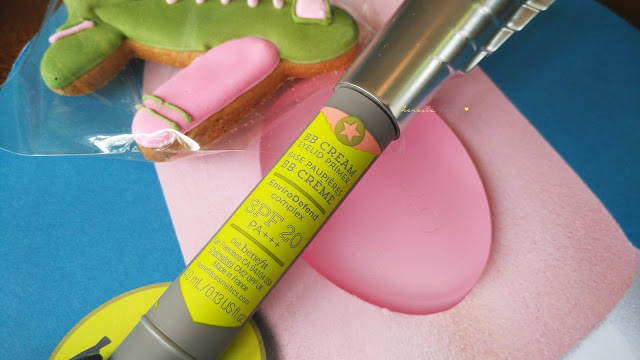 BENEFIT COSMETICS AIR PATROL BB CREAM EYELID PRIMER REVIEW Benefit Cosmetics Air Patrol BB Cream Eyelid Primer defend eyelids from unfriendly skies. With SPF20 and enviro-defend complex, the new innovative eye primer from Benefit Cosmetics protects the eyelids with its skincare ingredients, prevent the color from creasing and even out the eyelid color. With its cushion calm tip that inspired from mattress and pillow based on gel, it gives a soothing application. Top eye primer that intensify the eyeshadow, long lasting and budge-proof.