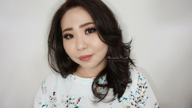 How to look naturally beautiful on a daily basis. A natural smokey eyes perfect for daily wear or a glam eye look for daily. A gradation of brown eyeshadow from light to dark to create the subtle smokey eyes technique. Product using Makeover cosmetics trivia eyeshadow for the eye. Learn how to achieve this look by clicking here! 