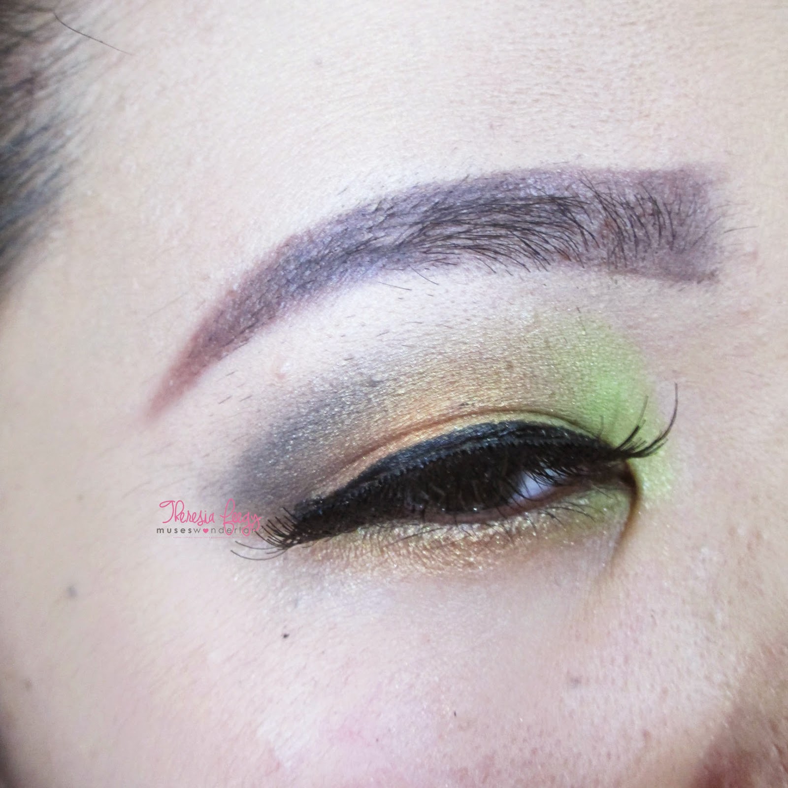 MY BEST FRIEND FOR TRAVELING- SARIAYU MARTHA TILAAR TREND WARNA 2010 BEAUTY KIT "SENANDUNG RIMBA SUMATRA" REVIEW, SWATCHES AND PHOTO An all in one beauty products under one palette. Consisting of powder, blush, eyeshadow, lipstick and the applicator. A high quality, blendable, affordable and easy to carry product that is worth your money. It comes in neutral and colorful shades of eyeshadows and lipstick which means there are a lot of variety for you to choose from. Perfect product for traveling.