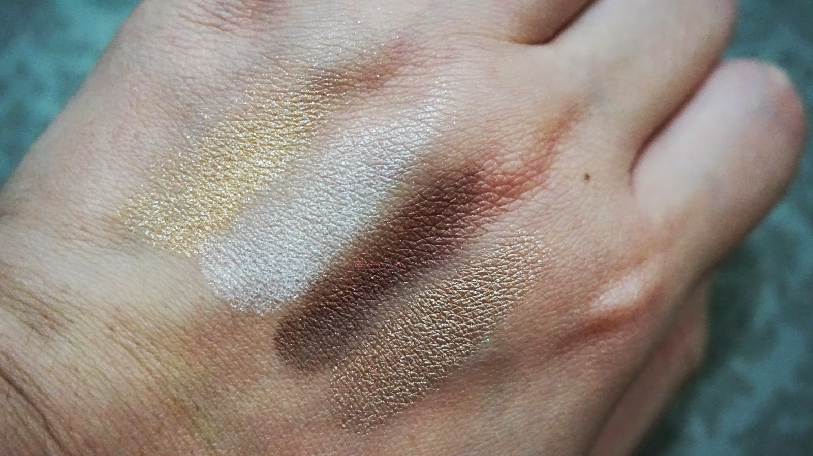 THE BEST GOLD EYESHADOW KIT FOR KOREAN BRAND- LANEIGE PURE RADIANT SHADOW NO.2 SHINE GOLD LANEIGE PURE RADIANT SHADOW NO.2 SHINE GOLD, the review, the swatches and the fotd. The first Korean brand eyeshadow that has a great pigmentation, texture and longevity. Easy to blend too. Shade in number 2 shine gold. A gold eyeshadow kit from Laneige.