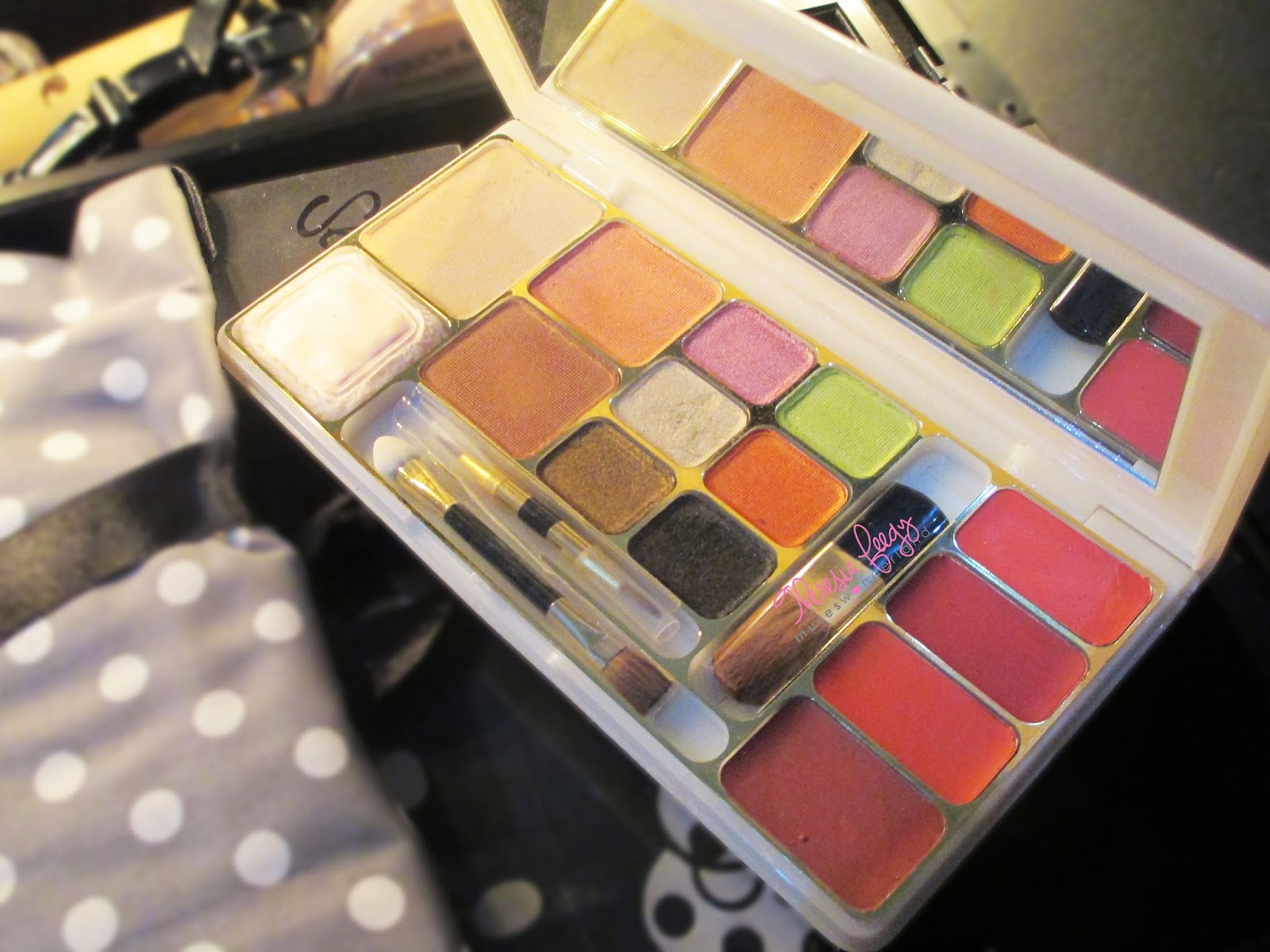 MY BEST FRIEND FOR TRAVELING- SARIAYU MARTHA TILAAR TREND WARNA 2010 BEAUTY KIT "SENANDUNG RIMBA SUMATRA" REVIEW, SWATCHES AND PHOTO An all in one beauty products under one palette. Consisting of powder, blush, eyeshadow, lipstick and the applicator. A high quality, blendable, affordable and easy to carry product that is worth your money. It comes in neutral and colorful shades of eyeshadows and lipstick which means there are a lot of variety for you to choose from. Perfect product for traveling.