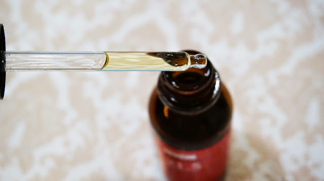 The best Vitamin C serum for a glowing and bright healthy skin. It helps to reduce fine lines, improved acne scars and fade away the dullness on the skin.