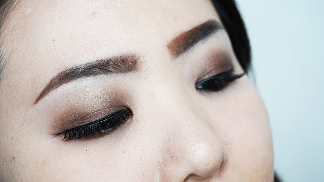Benefit Cosmetics World Famous Neutrals Palette for beginner, monolids and travelling. Medium to high pigmentation with a velvety and buttery texture which is easy to blend. It can create from day to night look. It comes with two cream shadows that crease-less and four long wear shadows.