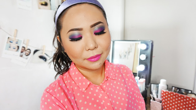EASY AND FUN 80S DISCO MAKEUP TUTORIAL WITH URBAN DECAY ELECTRIC PALETTE How to get 80s disco makeup tutorial. Using eyeshadows from Urban Decay Electric palette and a bright pink lipstick. A colorful and bold makeup look. Learn the basic and easy makeup technique with Theresia Feegy, makeup artist and beautepreneur. How to get an easy vintage daily look and what are the perfect vintage color combination