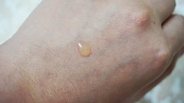 The best Vitamin C serum for a glowing and bright healthy skin. It helps to reduce fine lines, improved acne scars and fade away the dullness on the skin.