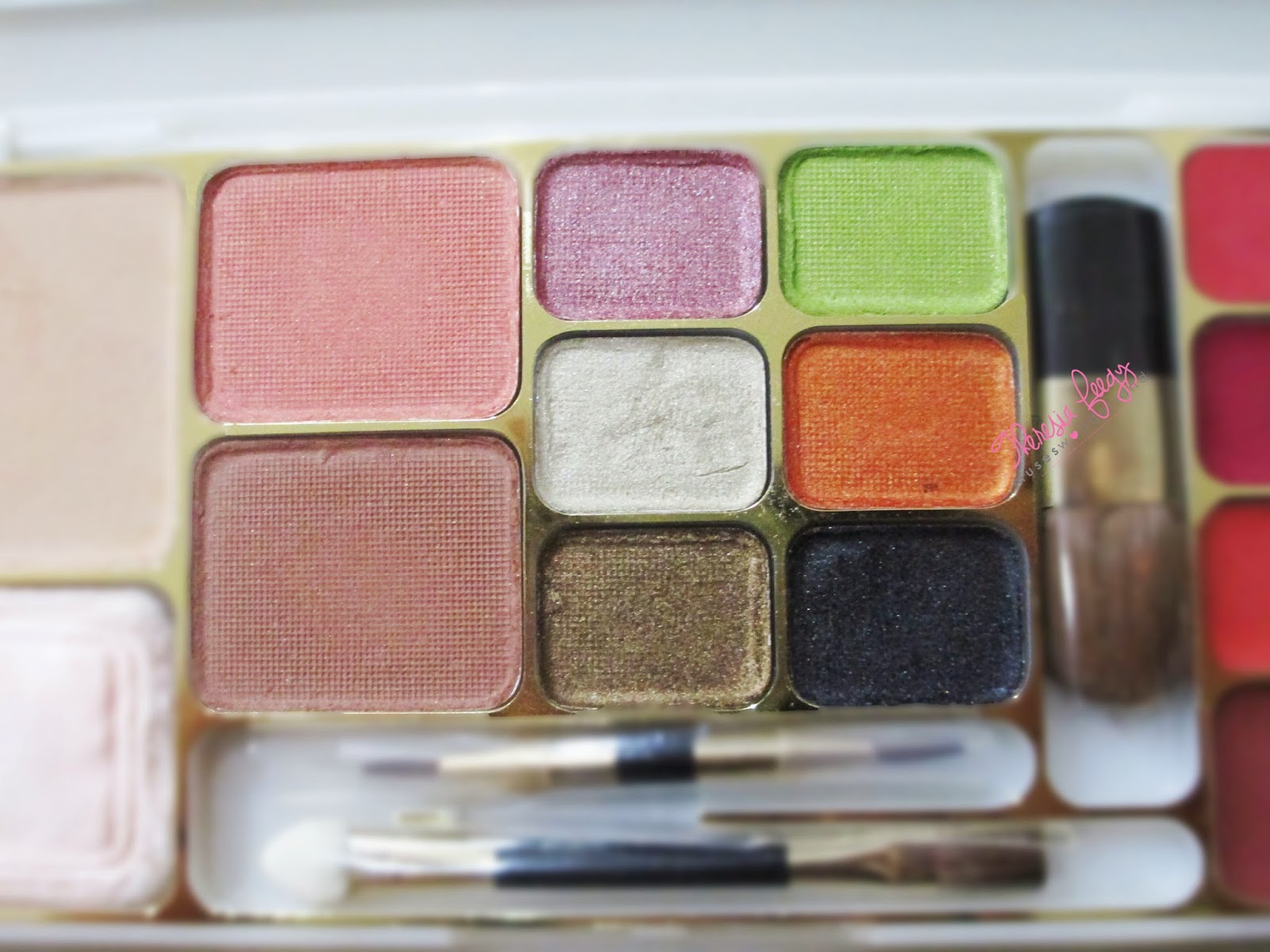 MY BEST FRIEND FOR TRAVELING- SARIAYU MARTHA TILAAR TREND WARNA 2010 BEAUTY KIT "SENANDUNG RIMBA SUMATRA" REVIEW, SWATCHES AND PHOTO An all in one beauty products under one palette. Consisting of powder, blush, eyeshadow, lipstick and the applicator. A high quality, blendable, affordable and easy to carry product that is worth your money. It comes in neutral and colorful shades of eyeshadows and lipstick which means there are a lot of variety for you to choose from. Perfect product for traveling.