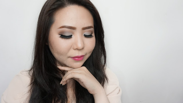 Learn with an online lesson makeup tutorial to get a soft brown romantic makeup look for daily basis. Perfect if you dont like a thick smokey makeup. Taught by Theresia Feegy
