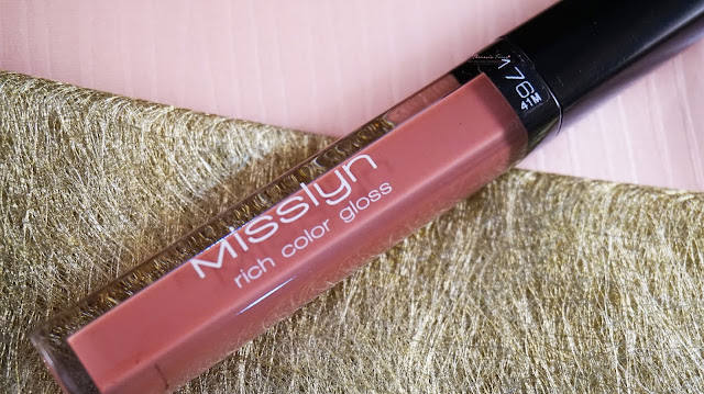 a natural color lipgloss perfect for daily and night look. a non sticky formula, with a medium pigmentation that is build-able, easy to remove and leave no sticky residue on the lips, it is the  MISSLYN RICH COLOR GLOSS IN 176.