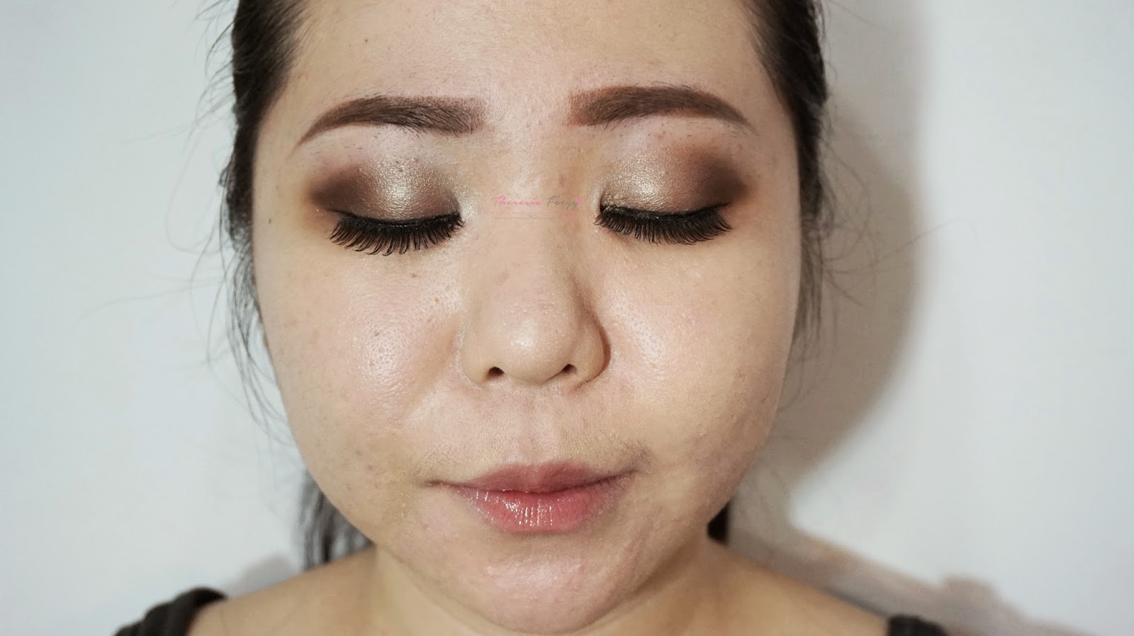 THE BEST GOLD EYESHADOW KIT FOR KOREAN BRAND- LANEIGE PURE RADIANT SHADOW NO.2 SHINE GOLD LANEIGE PURE RADIANT SHADOW NO.2 SHINE GOLD, the review, the swatches and the fotd. The first Korean brand eyeshadow that has a great pigmentation, texture and longevity. Easy to blend too. Shade in number 2 shine gold. A gold eyeshadow kit from Laneige.
